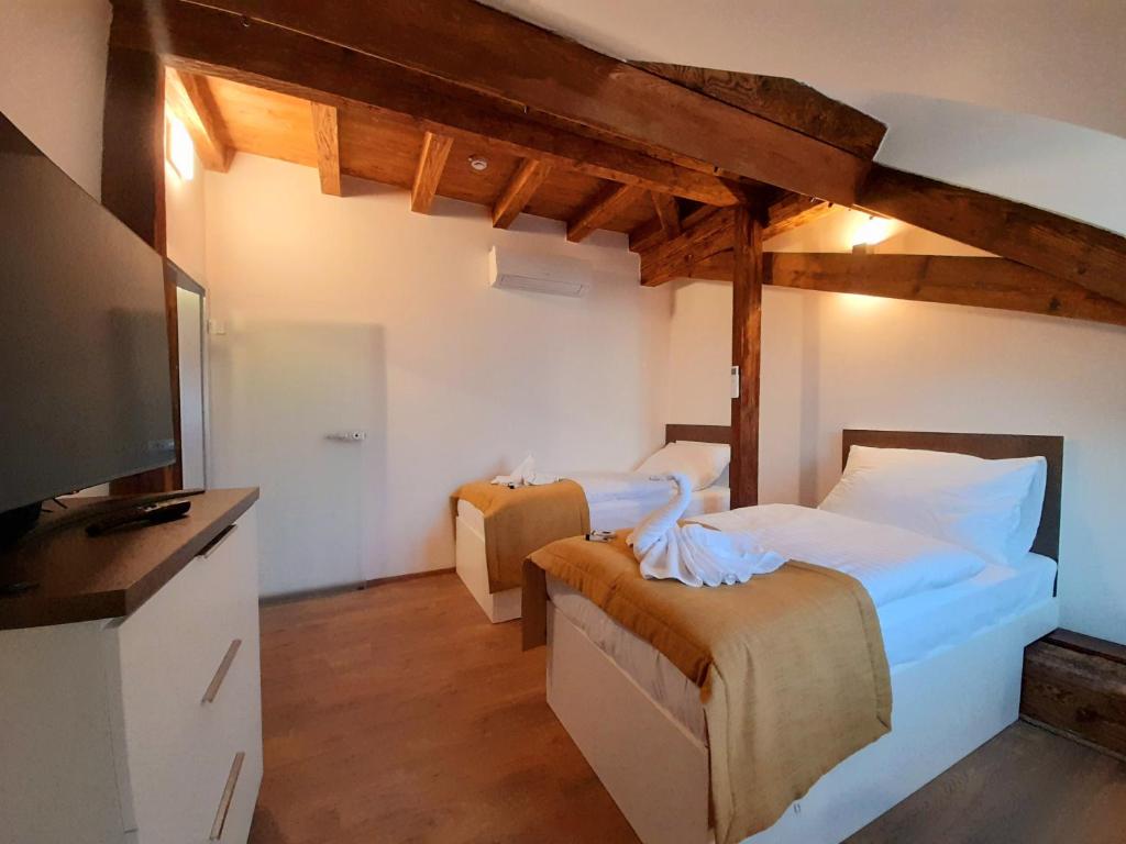 Postel nebo postele na pokoji v ubytování Residence Mariánská