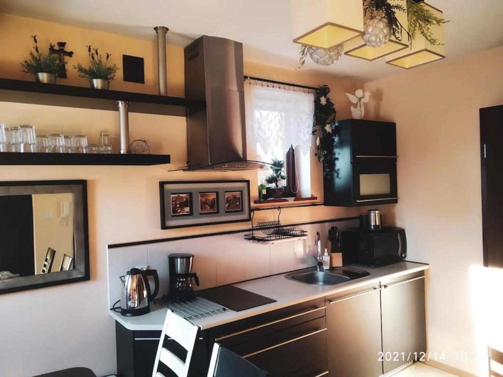 Kuchyňa alebo kuchynka v ubytovaní Apartament Pomarańczowy z basenem i sauną
