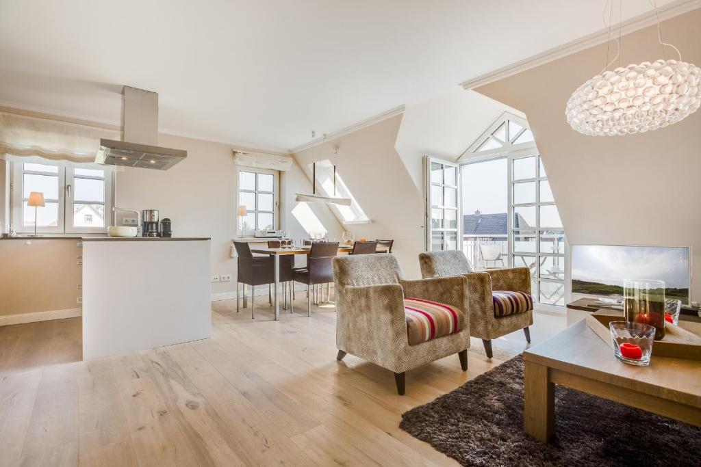 ヴェニングシュテットにあるOceanhouse StrandGut App 2のリビングルーム(テーブル、椅子付)、キッチン