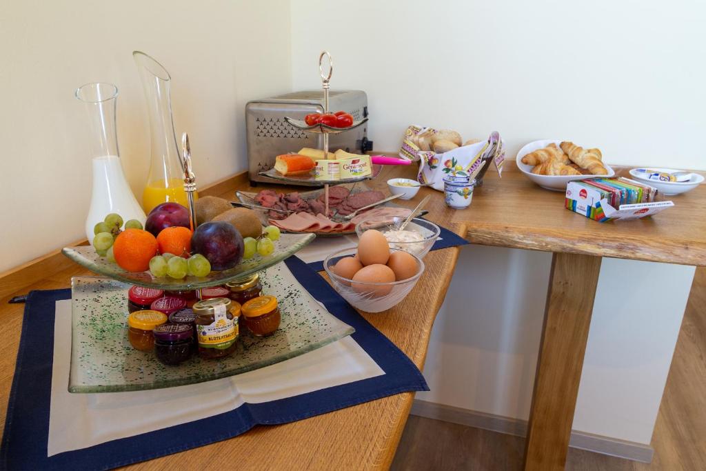 einen Tisch mit Obst und Eiern darüber in der Unterkunft DK Glasmanufaktur GmbH in Wurzbach