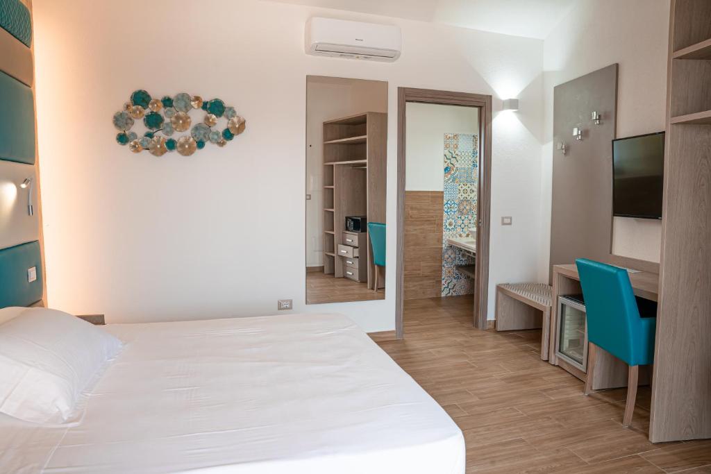 Postel nebo postele na pokoji v ubytování AQUA SARDINIA boutique hotel