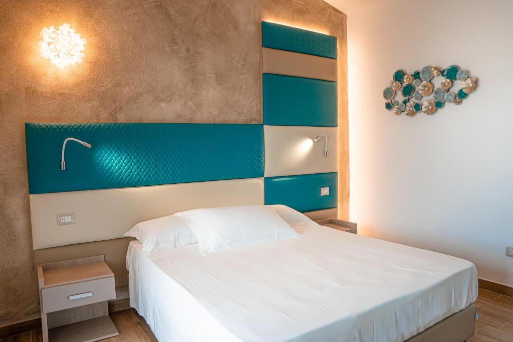 Postel nebo postele na pokoji v ubytování AQUA SARDINIA boutique hotel