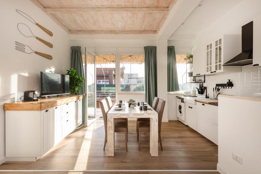 a kitchen with a table and chairs in a room at GRANDE, TERRAZZATO perfetto per famiglie e gruppi in Rome