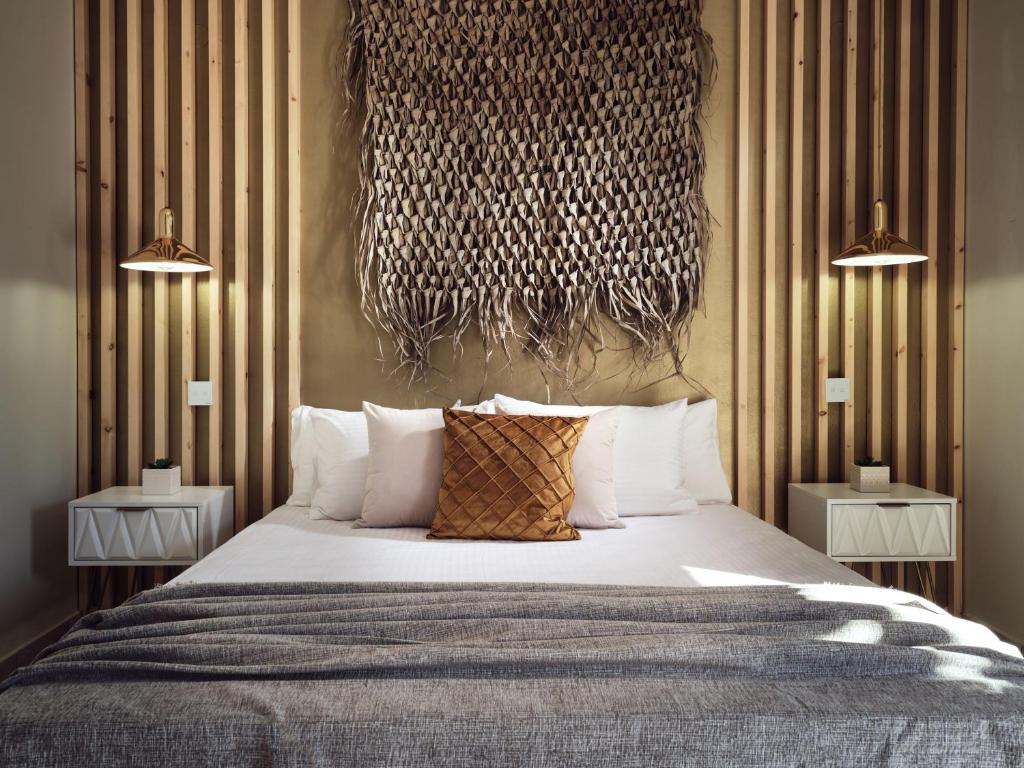 Un pat sau paturi într-o cameră la Andreas Sea View Apartment