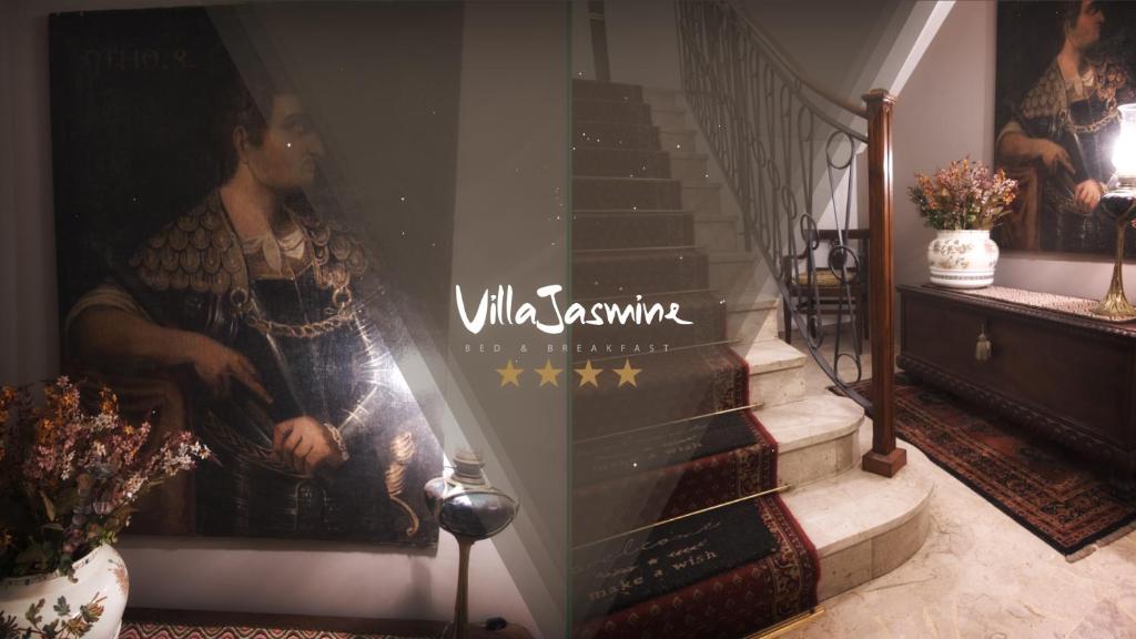 Una foto de un hombre sentado en las escaleras. en Villa Jasmine B&B, en Gattico