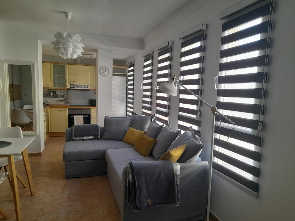 阿里納加的住宿－Apartamento Ocean，一间带蓝色沙发的客厅和一间厨房