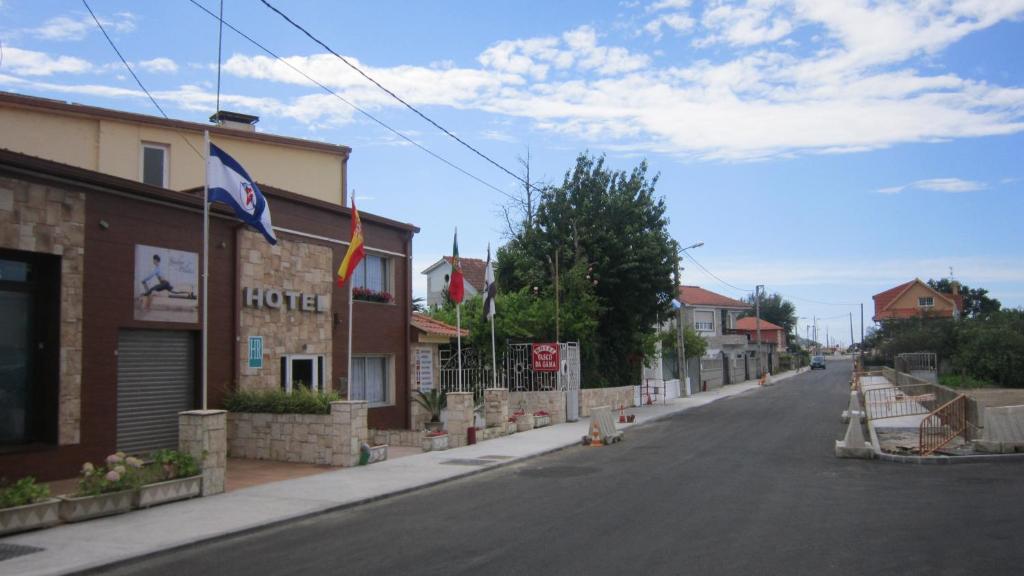 eine leere Straße in einer Kleinstadt mit Flagge in der Unterkunft Hotel Vasco Da Gama in Sabaris