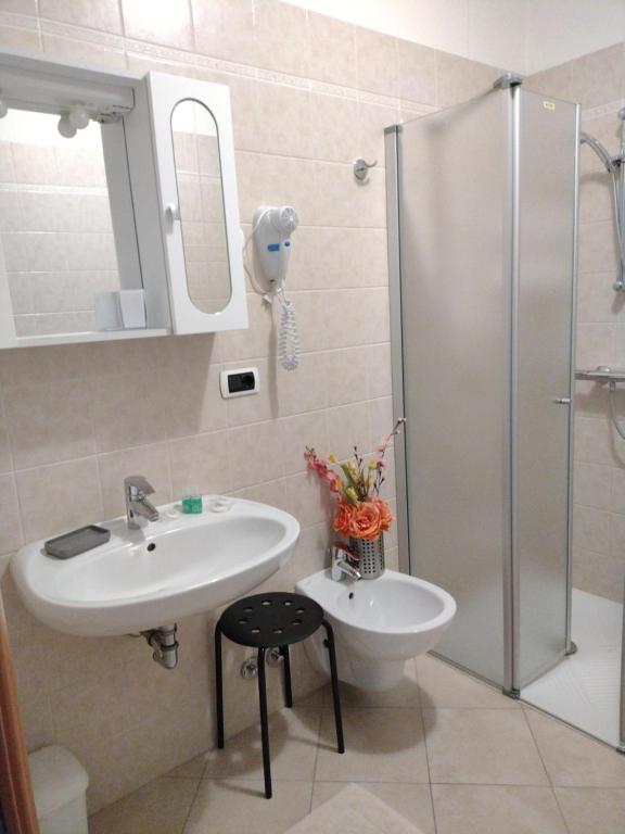 Kúpeľňa v ubytovaní Appartamenti Casa Nina, lago,montagne, uliveti