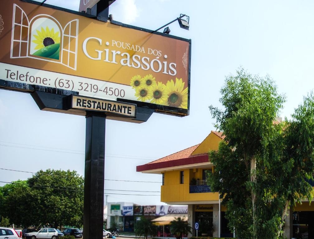 a sign for a restaurant in front of a building at Pousada dos Girassóis in Palmas
