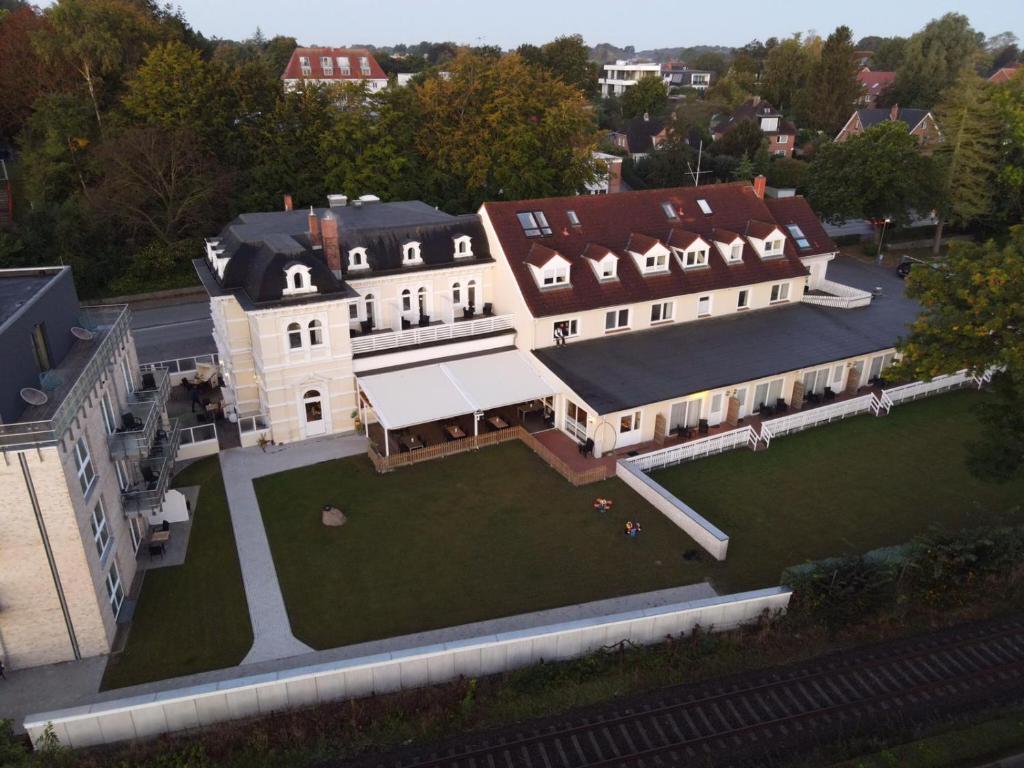 uma vista aérea de uma grande casa com um quintal em Villa Beachside em Eckernförde