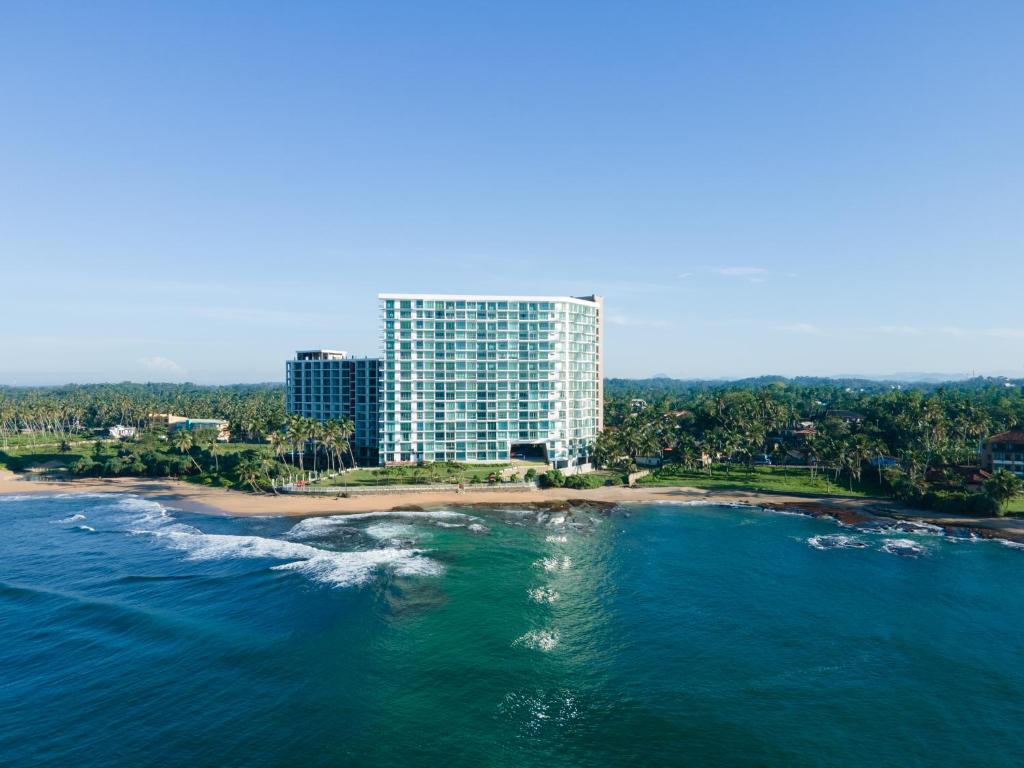 高爾的住宿－Oceanfront Condominiums Galle，海滩上高楼空中景观