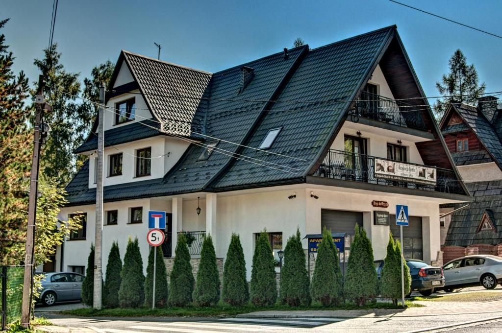 ザコパネにあるRezydencja Bystreの黒屋根の大白い家