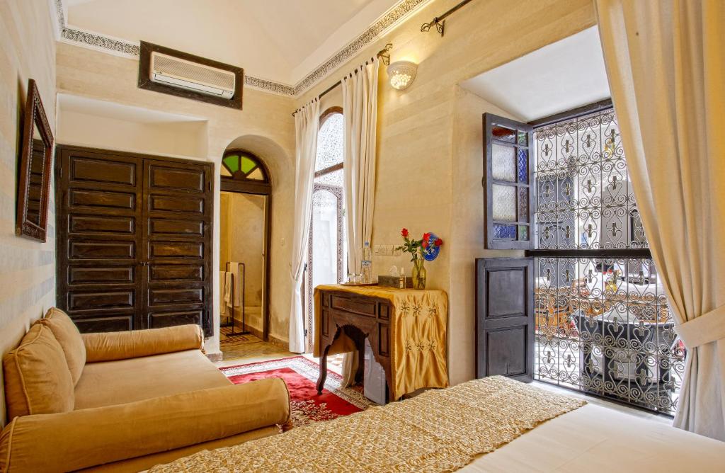 Postel nebo postele na pokoji v ubytování Riad Al Jana