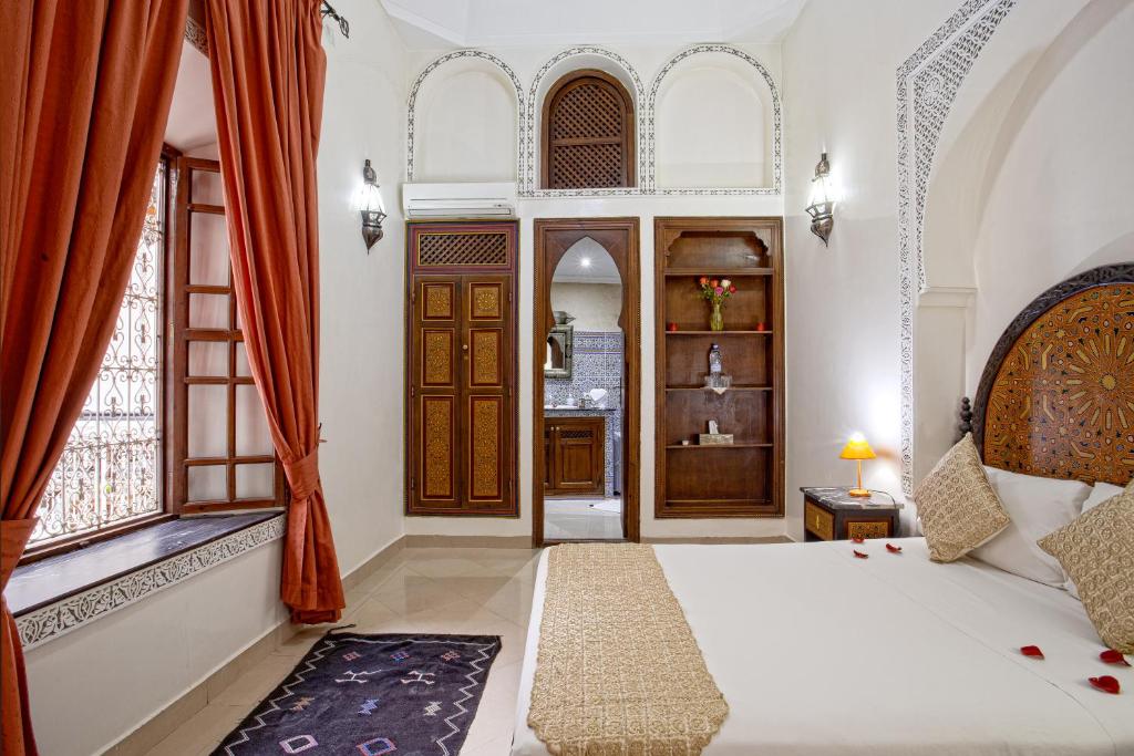 Postel nebo postele na pokoji v ubytování Riad Al Jana