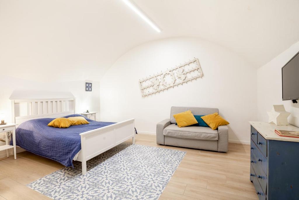 A bed or beds in a room at La Casetta Lovely Apartment in Bari Vecchia