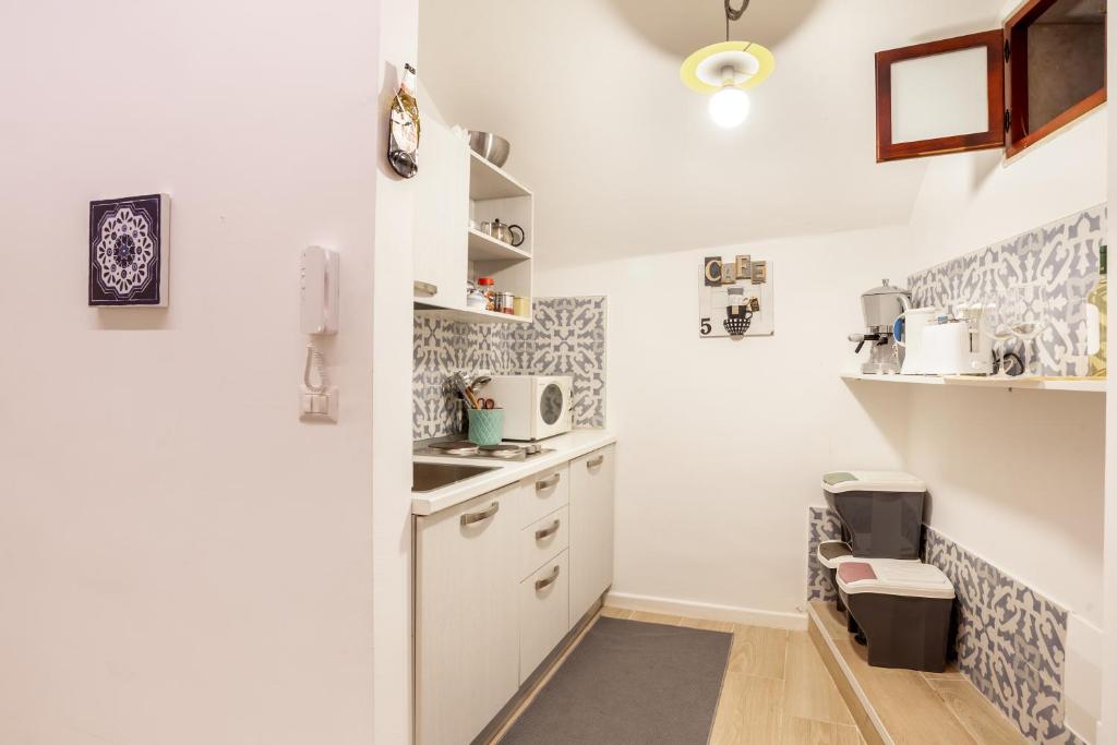 A kitchen or kitchenette at La Casetta Lovely Apartment in Bari Vecchia