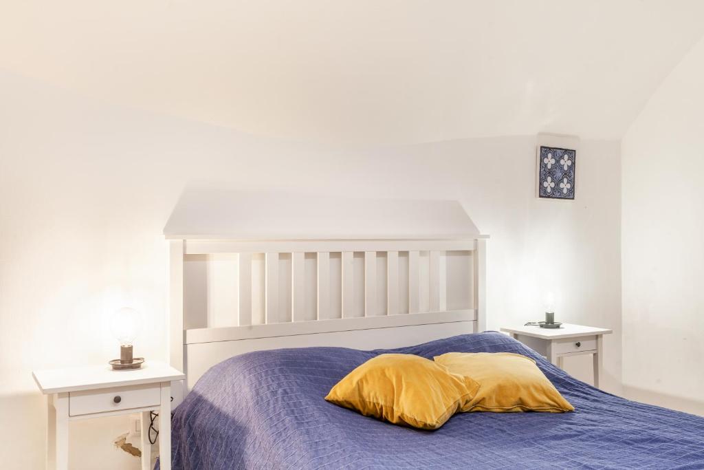 A bed or beds in a room at La Casetta Lovely Apartment in Bari Vecchia