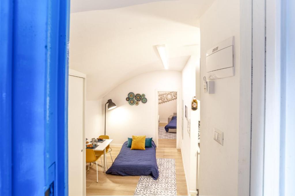 A bed or beds in a room at La Casetta Lovely Apartment in Bari Vecchia
