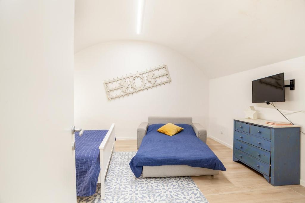 A bed or beds in a room at La Casetta Lovely Apartment in Bari Vecchia