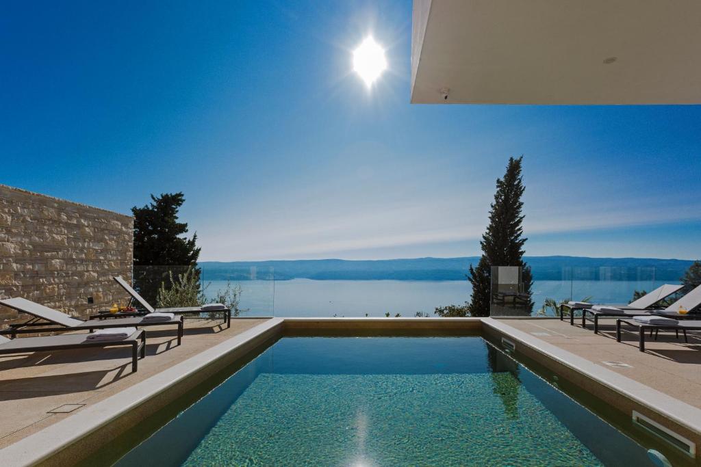 - une piscine avec vue sur une étendue d'eau dans l'établissement Villa Gust with heated pool, jacuzzi, sauna and cinema, à Celina