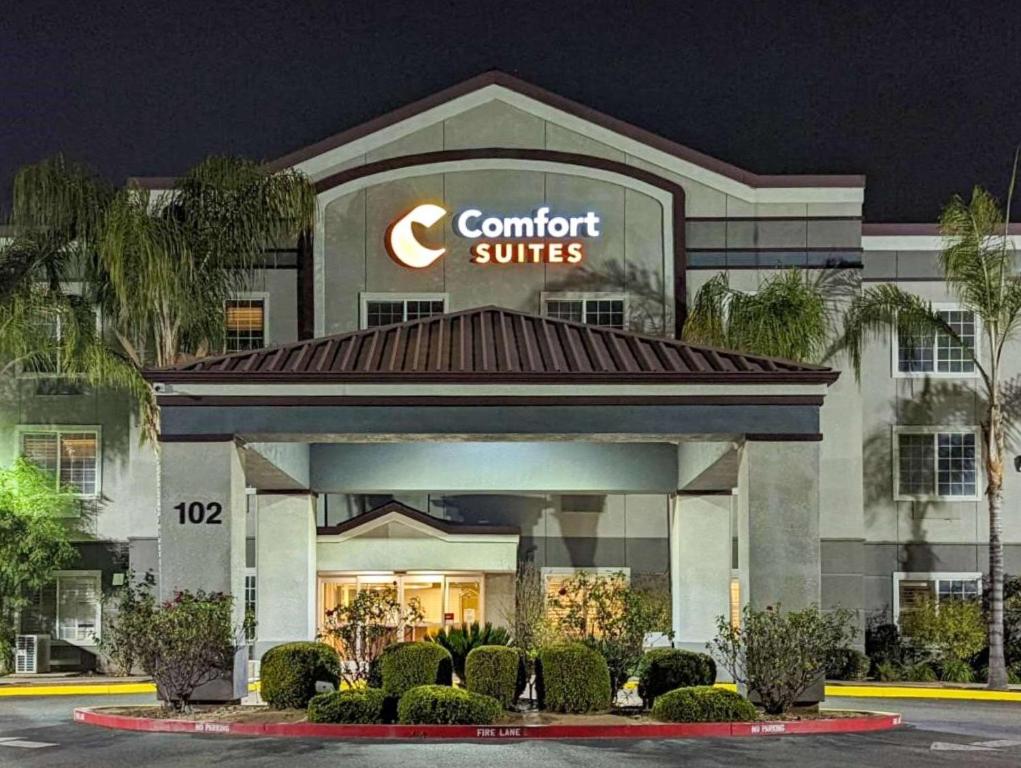 un hotel con un cartel que lee suites confort en Comfort Suites Fresno River Park, en Fresno