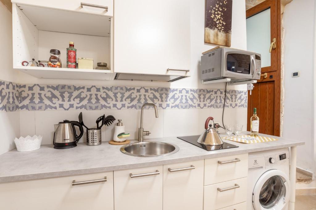 Kuchnia lub aneks kuchenny w obiekcie La Casuccia Cosy Flat in Old Center