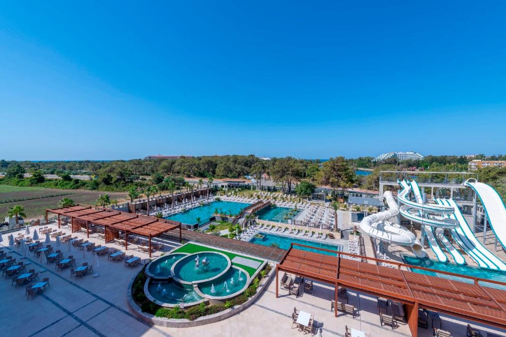 una vista aérea de un parque acuático con tobogán en Akadia Luxury Sorgun - Adults Only 16 Plus, en Side