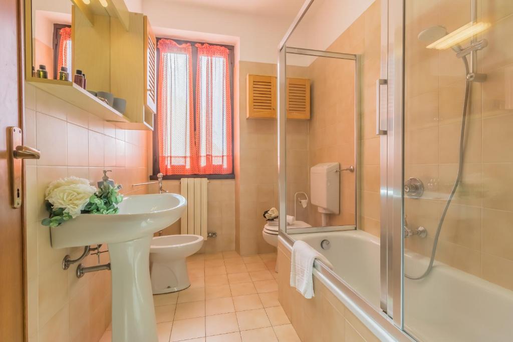 łazienka z umywalką, toaletą i prysznicem w obiekcie Angolo con Vista w mieście Varenna