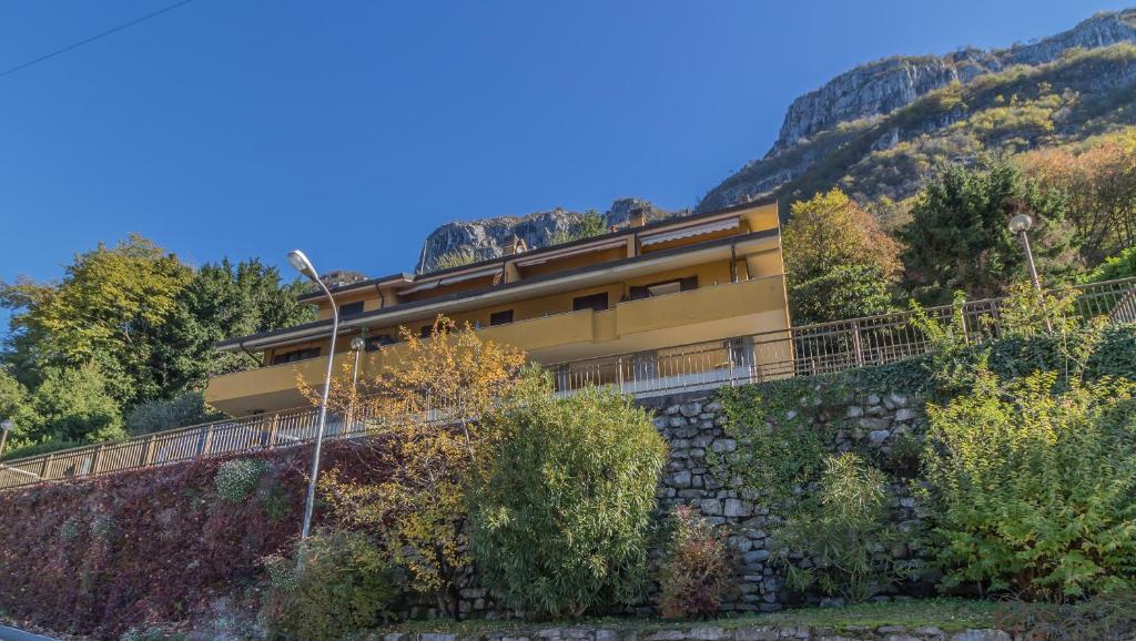 budynek na zboczu góry w obiekcie Angolo con Vista w mieście Varenna