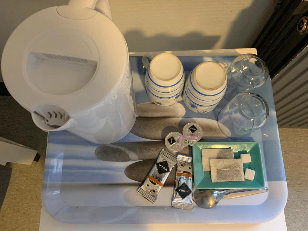 a plastic tray with a toilet and some towels at Carpe Diem in Jumet