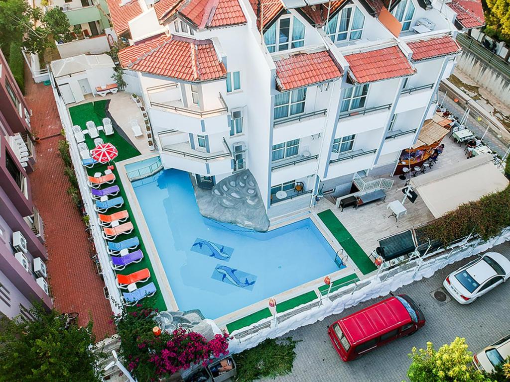 Una vista aérea de un edificio con piscina. en Interconti Apartments, en Marmaris