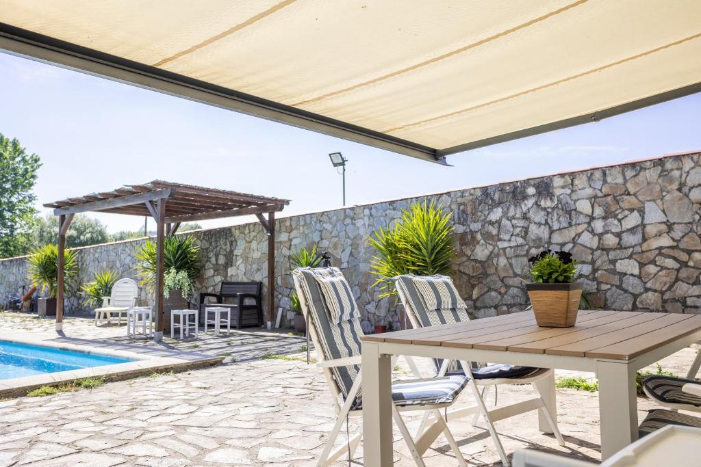 Bazén v ubytování LE LLAR casa con 2 PISCINAS 1 CLIMATIZADA INTERIOR muy cerca de Santiago de Compostela nebo v jeho okolí