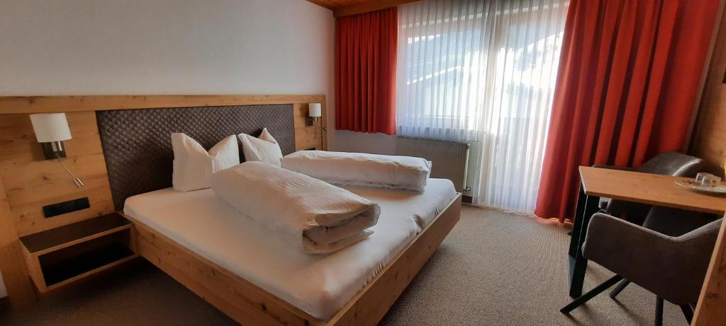 Postel nebo postele na pokoji v ubytování Hotel Gsallbach