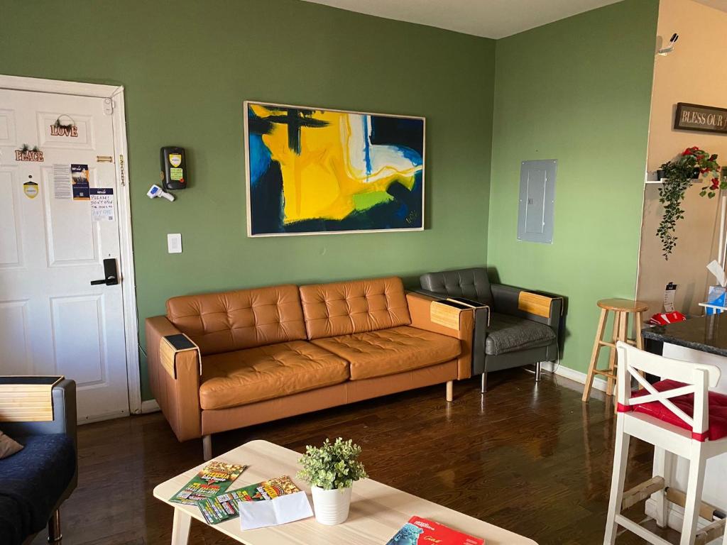 ein Wohnzimmer mit einem Sofa und einem Tisch in der Unterkunft Perfect near NYC in Newark