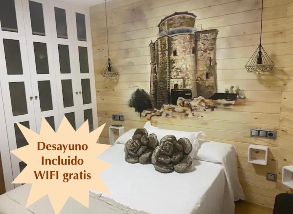 um quarto com uma cama com dois donuts em Alojamiento LA DUQUESITA em Alba de Tormes