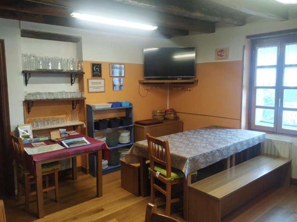 TV a/nebo společenská místnost v ubytování Beizamako Aterpetxea - Albergue Turistico de Beizama