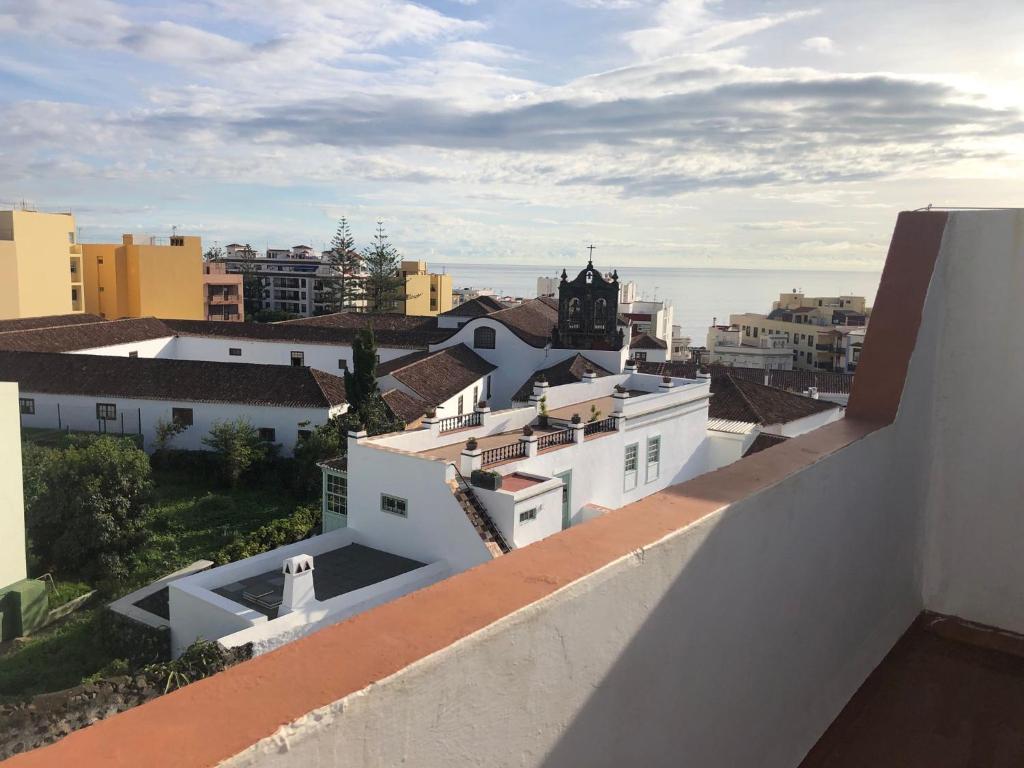 サンタ・クルス・デ・ラ・パルマにあるAtico Las Palomasの屋根から市街の景色を望む
