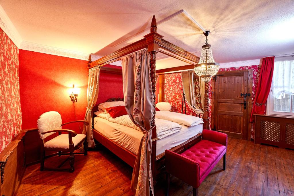 ein Schlafzimmer mit Himmelbett und Sessel in der Unterkunft Ritterstube - Eifelstuben mit Charme, Nähe See und Burg, außergewöhnlich, Vulkaneifel in Ulmen