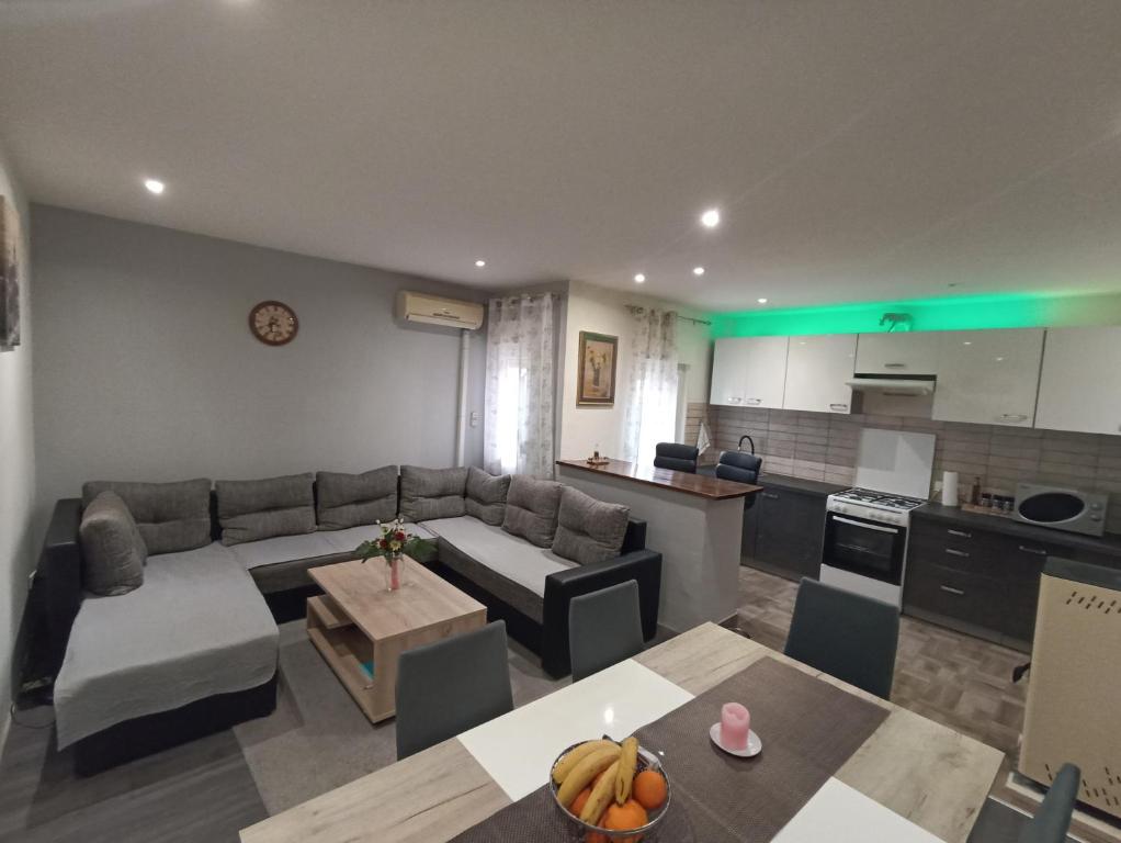 duży salon z kanapą i kuchnią w obiekcie Hukic A2 And A1 w Fažanie