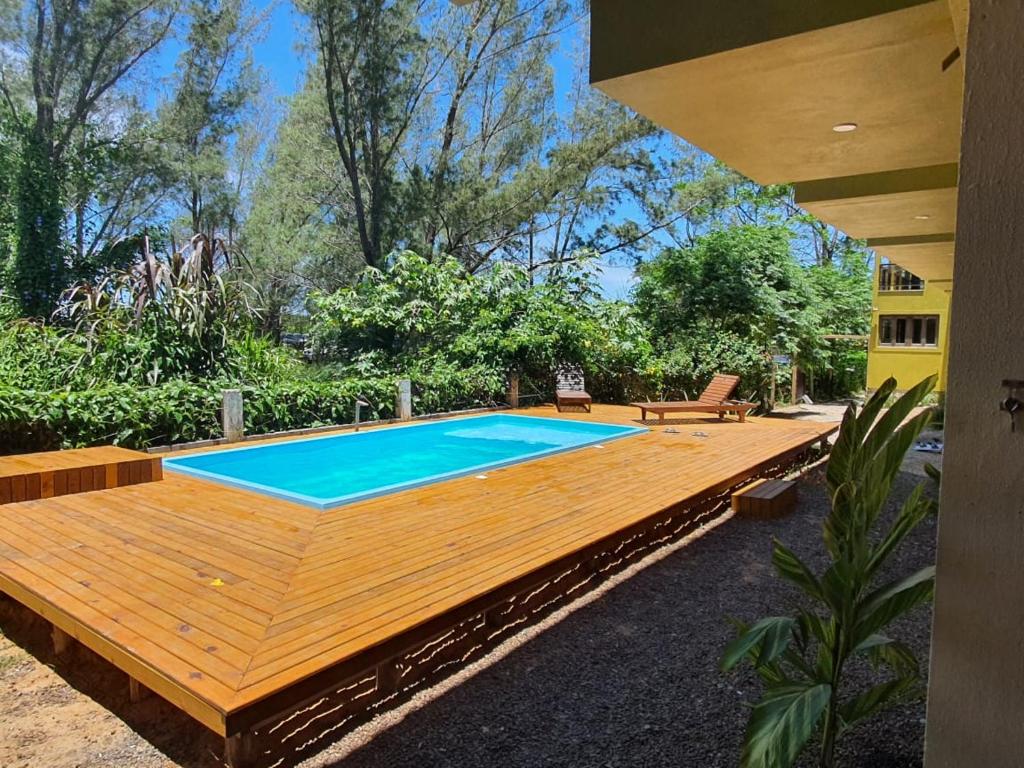 d'une terrasse en bois avec une piscine. dans l'établissement Hotel Pousada Capão, à Garopaba