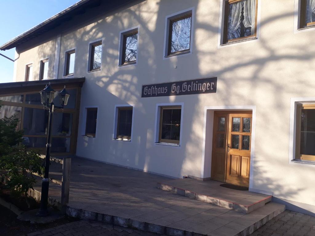 un edificio con un cartel que lee la entrada a un edificio en Landgasthof Geltinger en Adlkofen