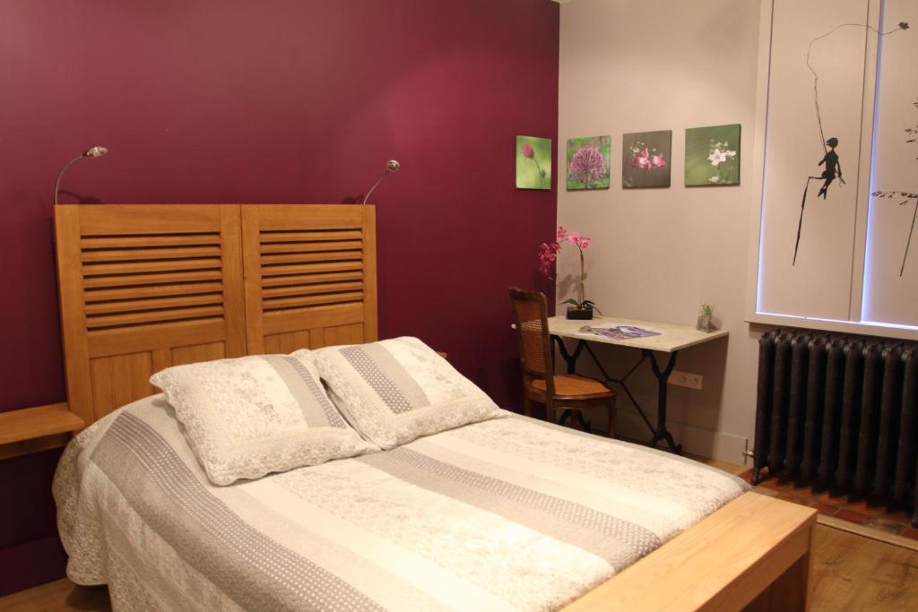 Un pat sau paturi într-o cameră la La tour Bocsozel