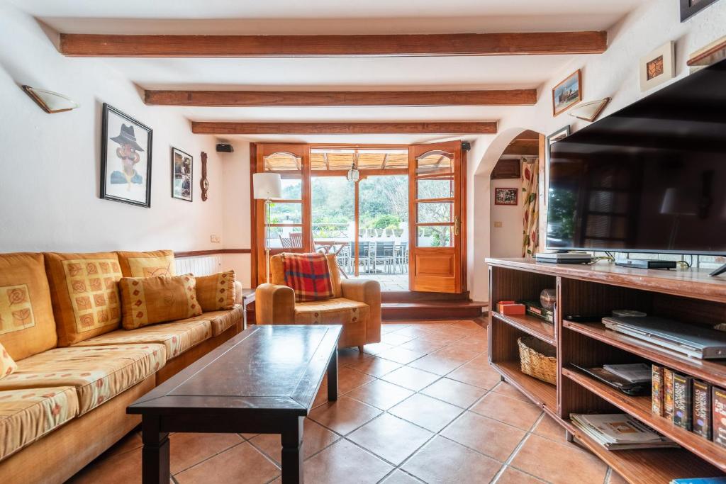 ein Wohnzimmer mit einem Sofa und einem Couchtisch in der Unterkunft Home2Book Las Terrazas de Valleseco in Valleseco
