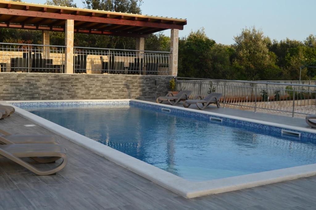 Bazén v ubytovaní Apartment in Vinišce with Balcony, Air condition, WIFI, Washing machine (4753-2) alebo v jeho blízkosti