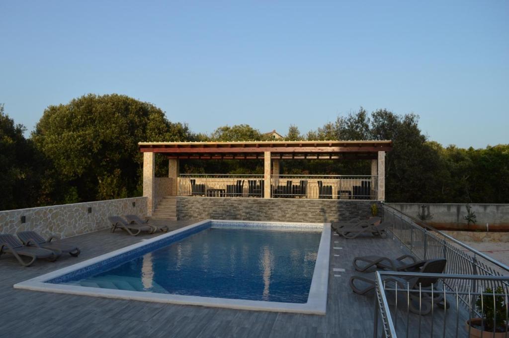 Bazén v ubytovaní Apartment in Vinišce with Balcony, Air condition, WIFI, Washing machine (4753-2) alebo v jeho blízkosti