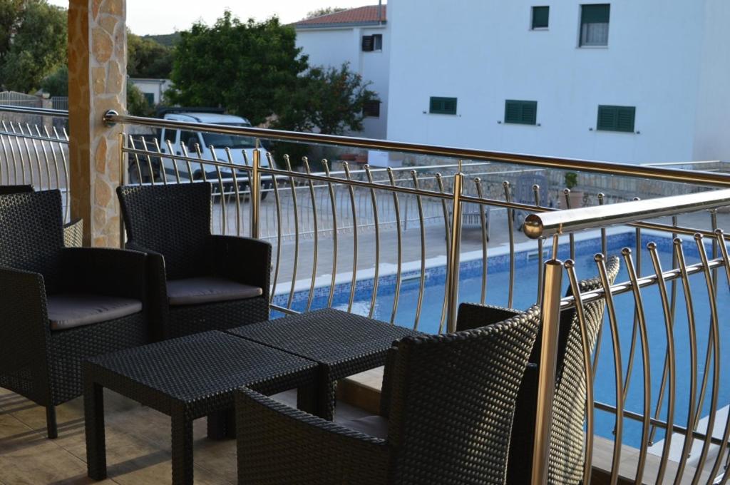 Bazén v ubytovaní Apartment in Vinišce with Balcony, Air condition, WIFI, Washing machine (4753-2) alebo v jeho blízkosti