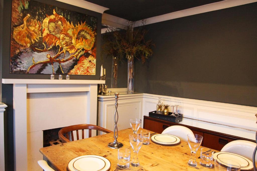 A restaurant or other place to eat at The Elms @ No.58 - Luxury 4 Bed Detached Residence