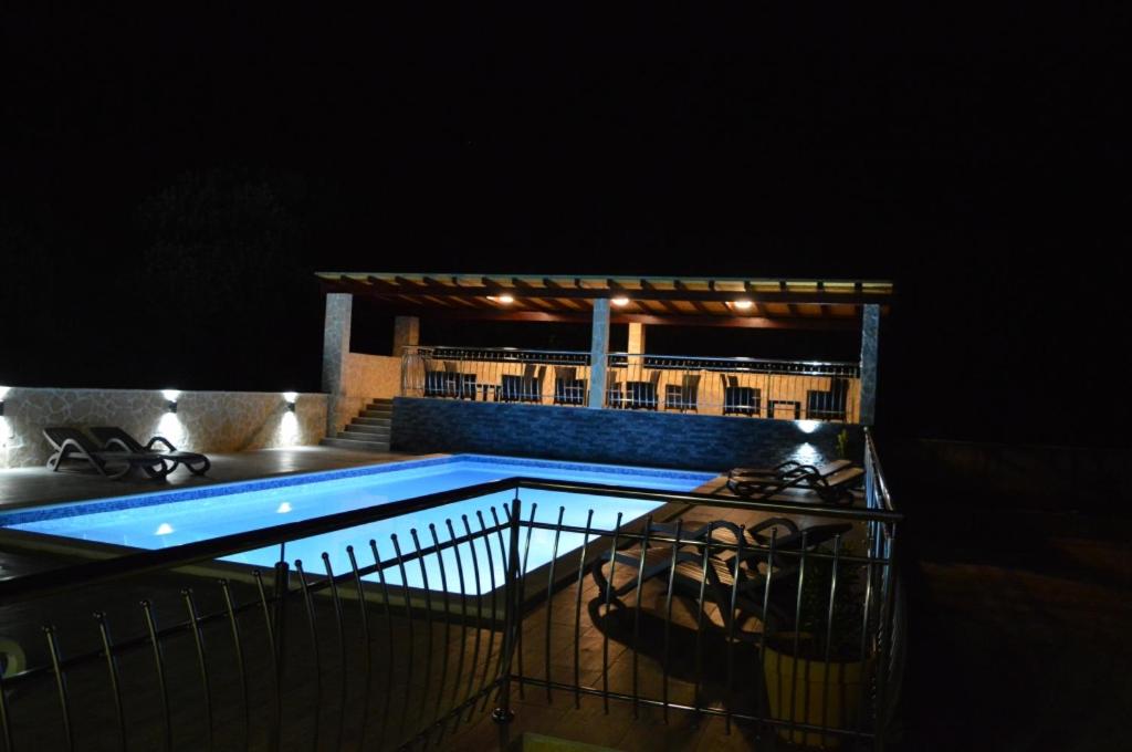 Bazén v ubytovaní Apartment in Vinišce with Balcony, Air condition, WIFI, Washing machine (4753-7) alebo v jeho blízkosti
