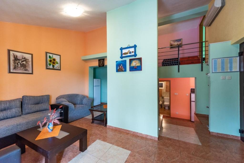 Posedenie v ubytovaní Apartment in Vinišce with Balcony, Air condition, WIFI, Washing machine (4753-7)