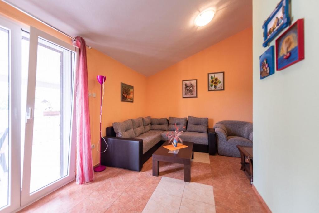 Posedenie v ubytovaní Apartment in Vinišce with Balcony, Air condition, WIFI, Washing machine (4753-7)
